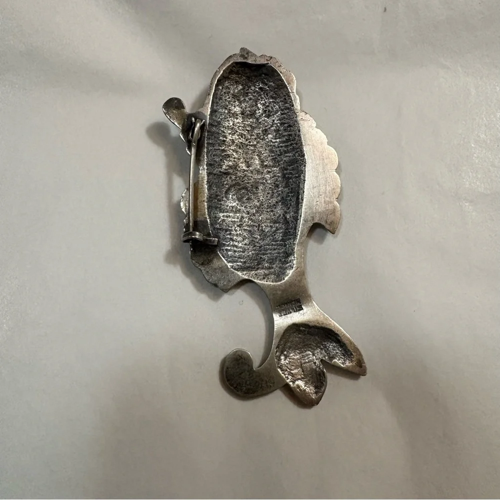 VGT Silver Fish-shaped Pendant Brooch Accessory Coral Eyes